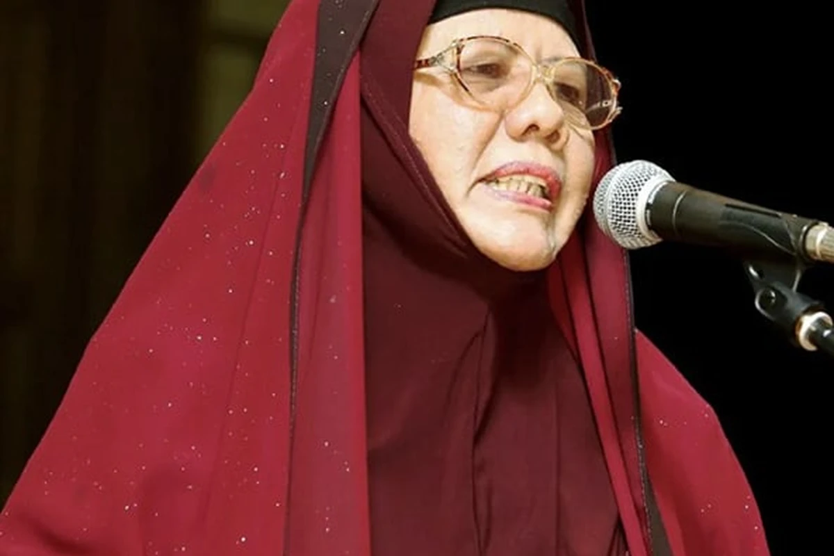 Zurinah Hassan reading poetry
