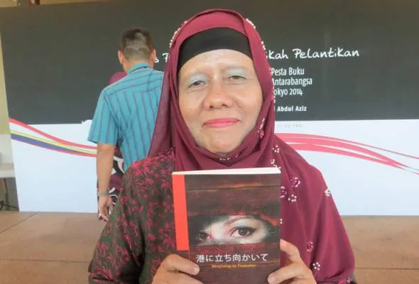 Zurinah Hassan holding a translated book
