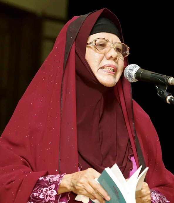 Zurinah Hassan reading at a microphone